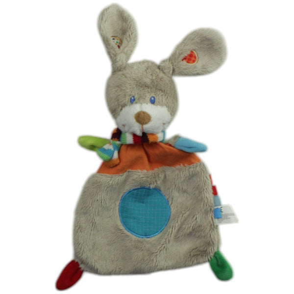 Süßer Hase mit buntem Schal