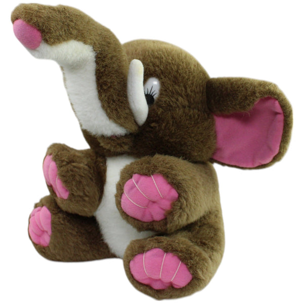 Brauner Elefant mit pinken Ohren, sitzend