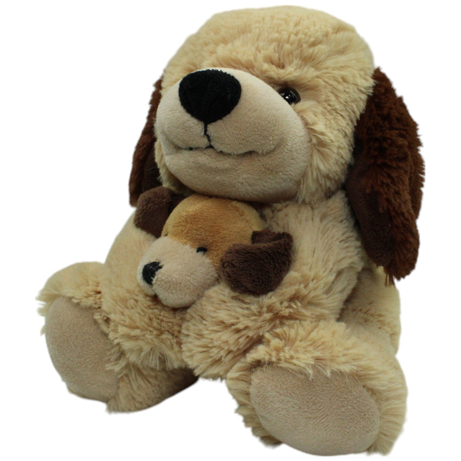 Süßer Hund mit Baby im Arm