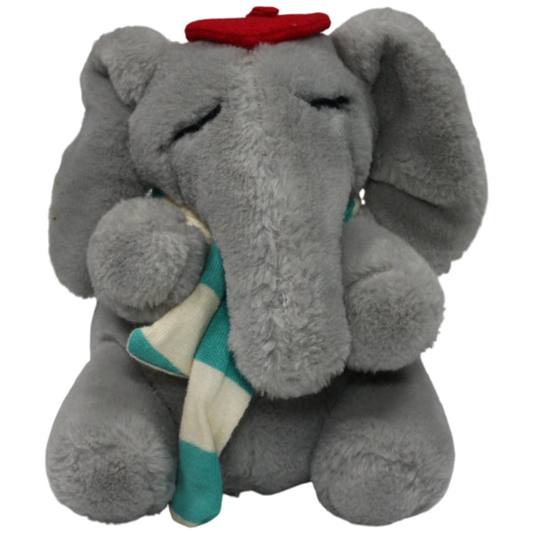 Schlafender Elefant mit Baskenmütze und Schal
