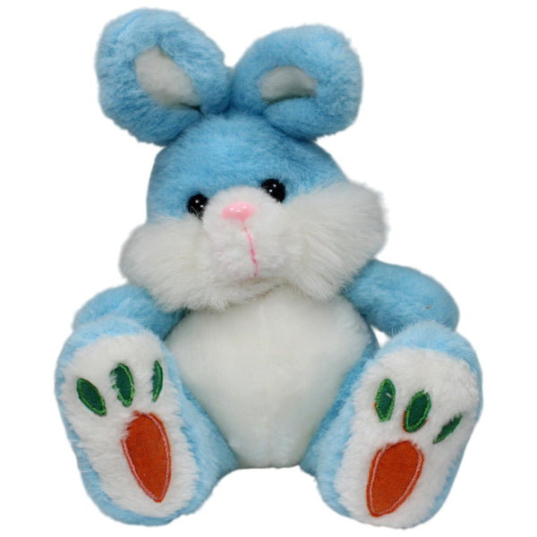 Blauer Hase mit Karotten auf den Füßen