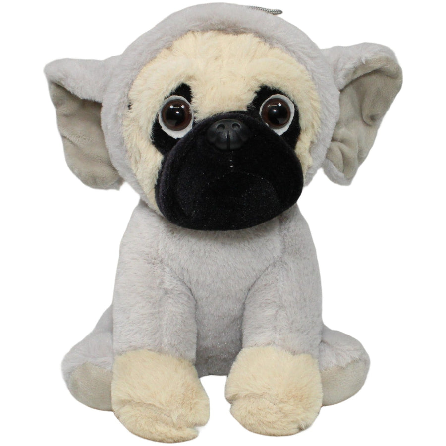 Mops in Elefanten-Kostüm, sitzend