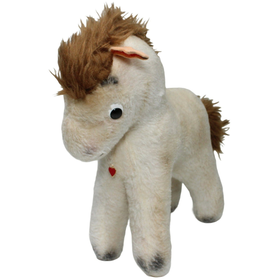 Weißes Pferd mit Herz, stehend