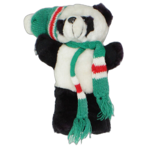 Süßer Panda mit Schal und Mütze