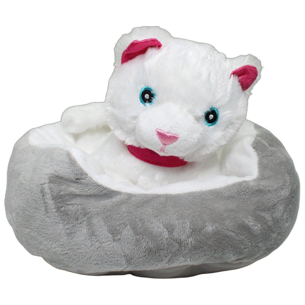 Weiße Katze im Körbchen