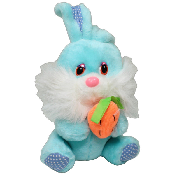 Türkiser Hase mit Karotte, sitzend