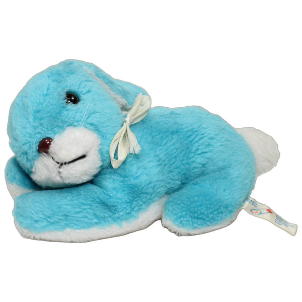 Hellblauer Hase mit Schleife, liegend