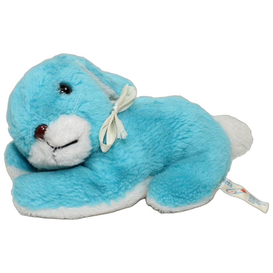 Hellblauer Hase mit Schleife, liegend