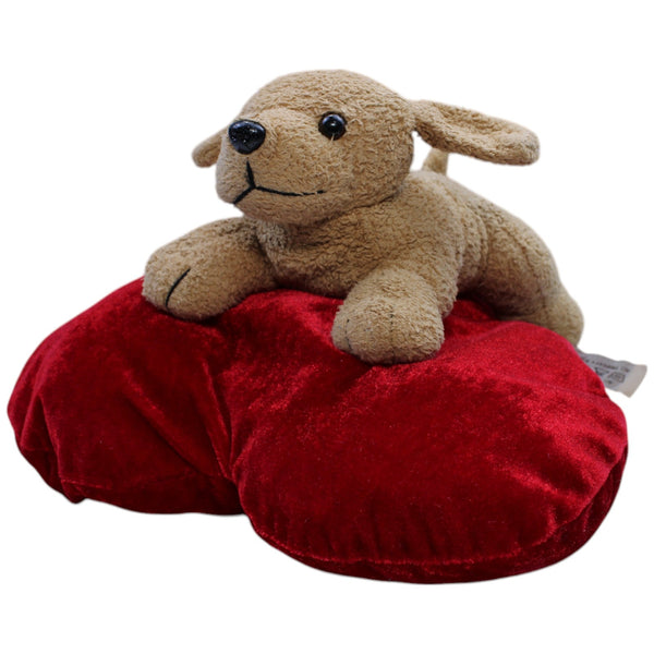Hund auf rotem Herz