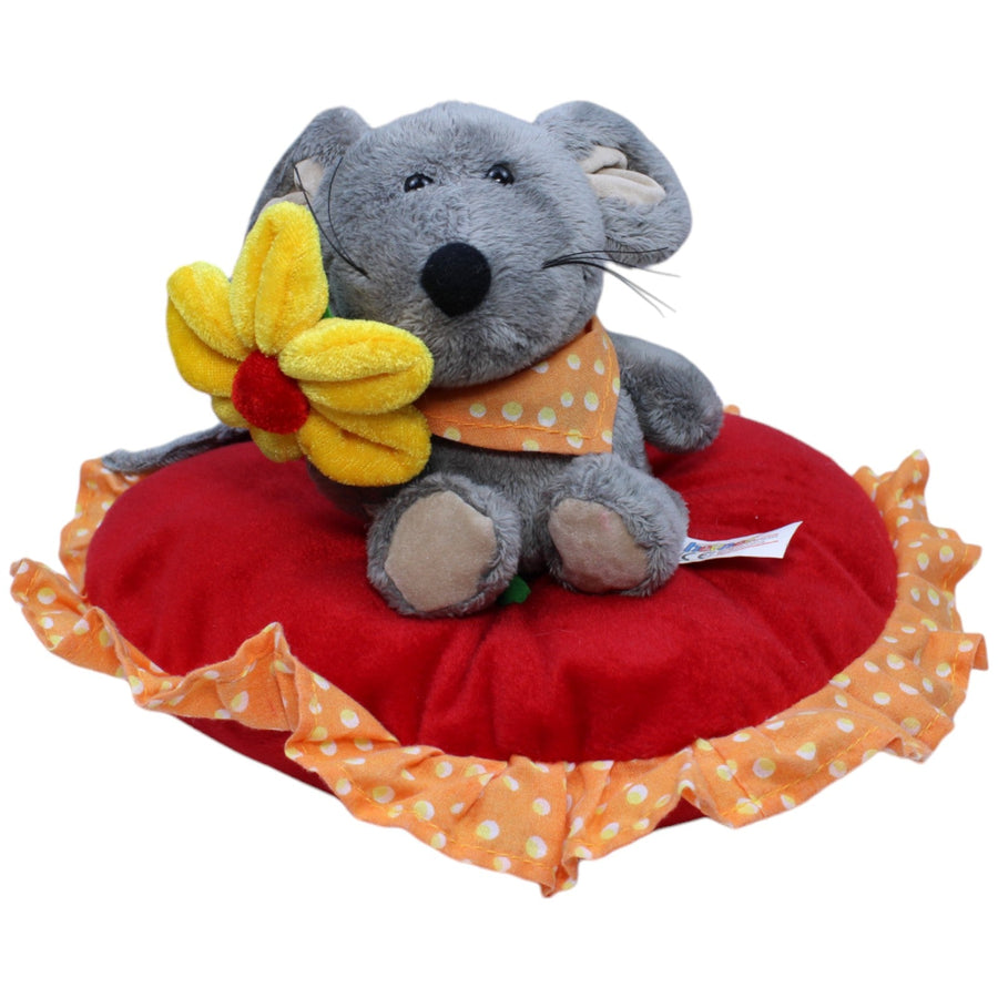 Maus mit Blume auf Herzkissen