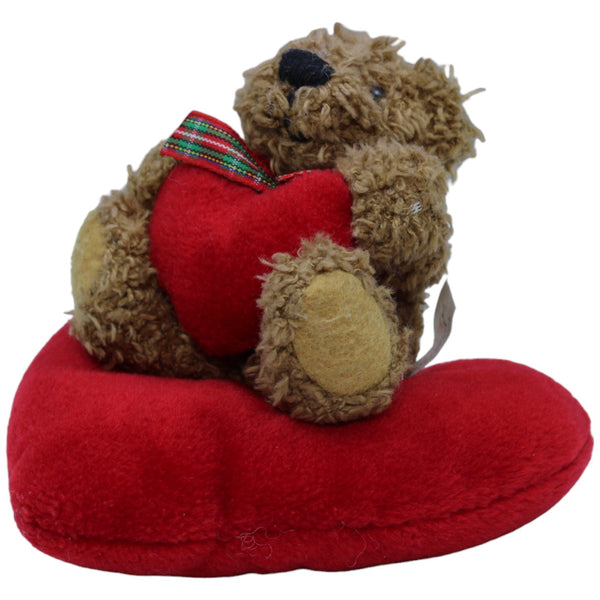 Süßer Teddybär auf rotem Herz