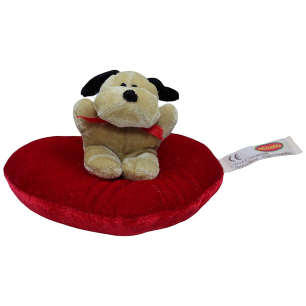 Hund auf rotem Herz