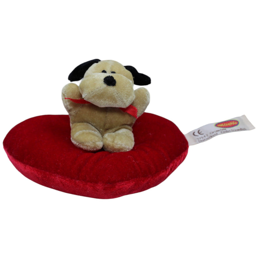 Hund auf rotem Herz