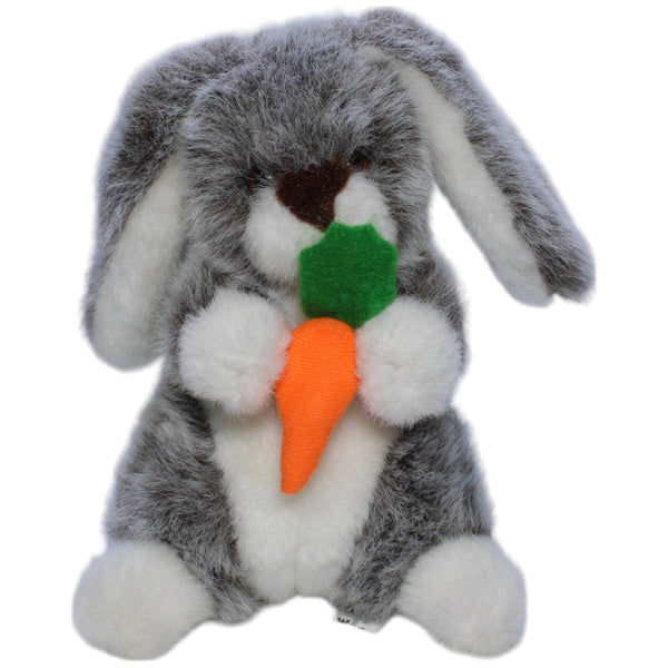 Süßer grauer Hase mit Karotte
