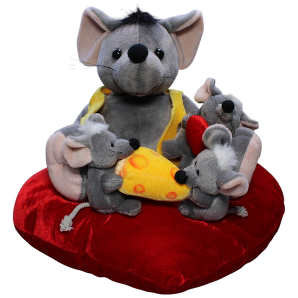Mäuse-Familie auf Herz mit Käse