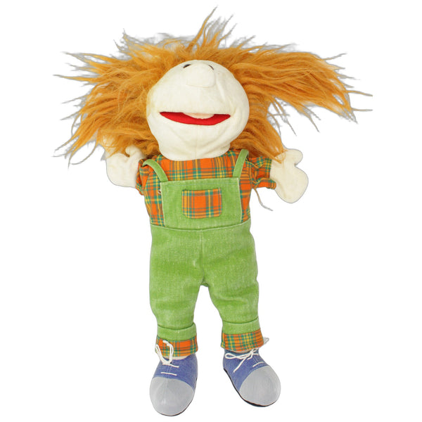 Lucy mit grüner Latzhose & orangem Hemd