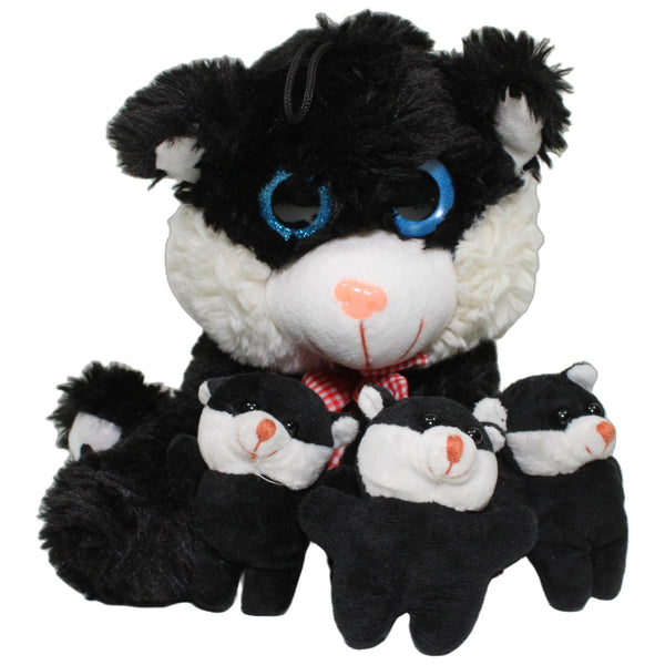 Schwarze Katze mit 3 Kitten