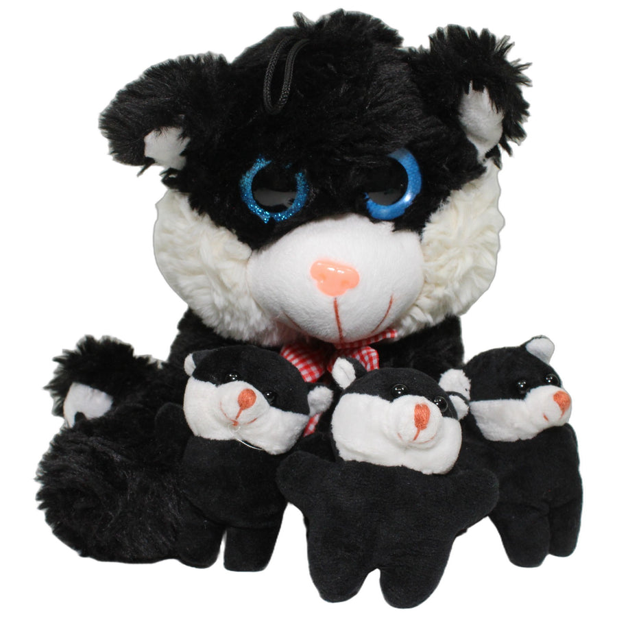 Schwarze Katze mit 3 Kitten